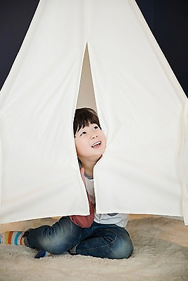포토 JPG 전신 응시 남자 어린이 장난 실내 텐트 한명 웃음 앉기 소년 앞모습 한국인 소년한명만 국내포토 1 시선 뷰포인트 모션 표정 캠핑도구 사람 동양인 내부 남자한명만 소년만 파일형식