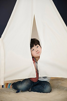 포토 JPG 전신 응시 남자 어린이 장난 실내 텐트 한명 앉기 소년 앞모습 한국인 입내밀기 소년한명만 국내포토 1 시선 뷰포인트 모션 캠핑도구 사람 동양인 내부 남자한명만 소년만 파일형식