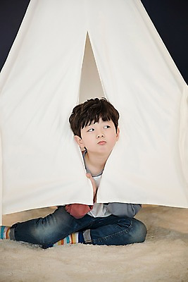 포토 JPG 전신 응시 남자 어린이 실내 텐트 한명 앉기 소년 앞모습 한국인 입내밀기 삐침 소년한명만 국내포토 1 시선 감정 뷰포인트 모션 캠핑도구 사람 동양인 내부 남자한명만 소년만 파일형식