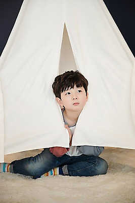 포토 JPG 전신 응시 남자 어린이 실내 텐트 한명 앉기 소년 앞모습 한국인 삐침 소년한명만 국내포토 1 시선 감정 뷰포인트 모션 캠핑도구 사람 동양인 내부 남자한명만 소년만 파일형식 인종 캠핑 도구 남자만 어린이만 레저