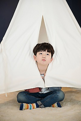 포토 JPG 전신 응시 남자 어린이 실내 텐트 한명 앉기 소년 앞모습 한국인 입내밀기 삐침 소년한명만 국내포토 1 시선 감정 뷰포인트 모션 캠핑도구 사람 동양인 내부 남자한명만 소년만 파일형식