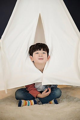 포토 JPG 전신 응시 남자 어린이 실내 텐트 한명 웃음 앉기 소년 앞모습 한국인 소년한명만 국내포토 1 시선 뷰포인트 모션 표정 캠핑도구 사람 동양인 내부 남자한명만 소년만 파일형식