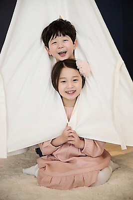 포토 JPG 전신 응시 여자 남자 어린이 실내 남매 텐트 웃음 앉기 두명 앞모습 한국인 어린이만 국내포토 시선 뷰포인트 가족 모션 표정 캠핑도구 사람 동양인 내부 파일형식
