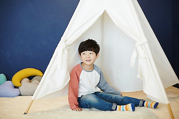 포토 JPG 전신 응시 남자 어린이 실내 텐트 한명 웃음 앉기 소년 앞모습 한국인 소년한명만 국내포토 1 시선 뷰포인트 모션 표정 캠핑도구 사람 동양인 내부 남자한명만 소년만 파일형식