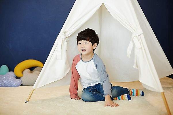 포토 JPG 전신 응시 남자 어린이 실내 텐트 한명 웃음 앉기 소년 앞모습 한국인 소년한명만 국내포토 1 시선 뷰포인트 모션 표정 캠핑도구 사람 동양인 내부 남자한명만 소년만 파일형식