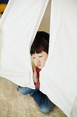 포토 JPG 응시 남자 어린이 실내 텐트 한명 앉기 소년 상반신 옆모습 한국인 입내밀기 삐침 소년한명만 국내포토 1 시선 감정 뷰포인트 모션 캠핑도구 사람 동양인 내부 남자한명만 소년만 파일형식