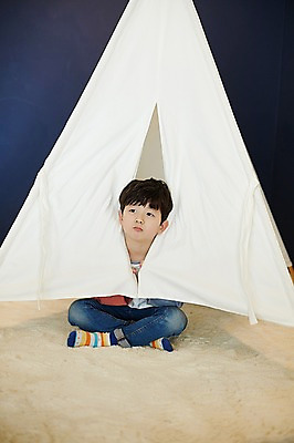 포토 JPG 전신 응시 남자 어린이 실내 텐트 한명 앉기 소년 앞모습 한국인 입내밀기 삐침 소년한명만 국내포토 1 시선 감정 뷰포인트 모션 캠핑도구 사람 동양인 내부 남자한명만 소년만 파일형식