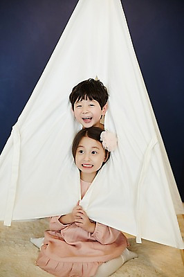 포토 JPG 전신 응시 여자 남자 어린이 실내 남매 텐트 웃음 앉기 상반신 두명 앞모습 한국인 어린이만 국내포토 시선 뷰포인트 가족 모션 표정 캠핑도구 사람 동양인 내부 파일형식 관계 인종 캠핑 도구 레저
