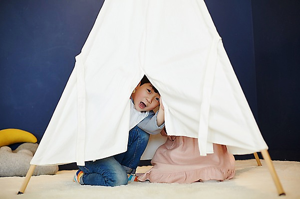 포토 JPG 전신 여자 남자 어린이 실내 남매 텐트 앉기 두명 앞모습 한국인 숨기 어린이만 국내포토 뷰포인트 가족 모션 캠핑도구 사람 동양인 내부 파일형식