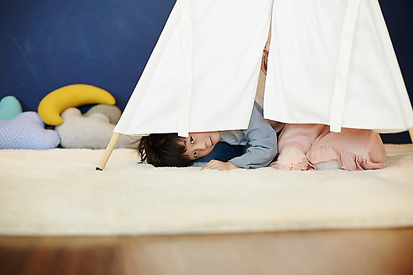 포토 JPG 전신 여자 남자 어린이 실내 남매 텐트 앉기 두명 앞모습 옆모습 한국인 하반신 숨기 어린이만 국내포토 뷰포인트 가족 모션 캠핑도구 사람 동양인 내부 파일형식