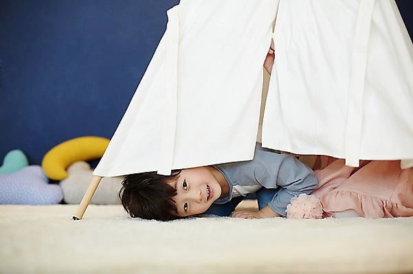 포토 JPG 여자 남자 어린이 실내 남매 텐트 상반신 두명 앞모습 옆모습 한국인 하반신 어린이만 국내포토 뷰포인트 가족 캠핑도구 사람 동양인 내부 파일형식