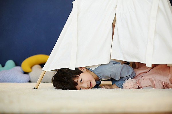 포토 JPG 여자 남자 어린이 실내 남매 텐트 앉기 상반신 두명 앞모습 옆모습 한국인 하반신 숨기 어린이만 국내포토 뷰포인트 가족 모션 캠핑도구 사람 동양인 내부 파일형식 관계 인종 캠핑 도구 레저
