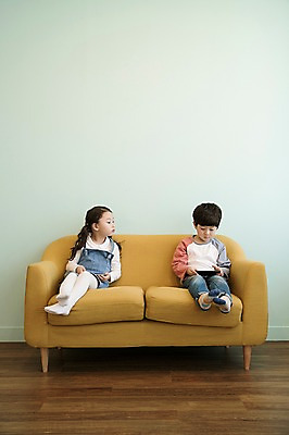 포토 JPG 전신 응시 여자 남자 어린이 실내 남매 앉기 두명 앞모습 스마트폰 소파 한국인 어린이만 국내포토 시선 뷰포인트 의자 가족 모션 사람 동양인 내부 핸드폰 스마트기기 파일형식