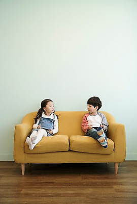 포토 JPG 전신 응시 여자 남자 어린이 실내 남매 앉기 두명 앞모습 스마트폰 소파 마주보기 한국인 어린이만 국내포토 시선 뷰포인트 의자 가족 모션 사람 동양인 내부 핸드폰 스마트기기 파일형식 가구 관계 인종 전자제품 생활용품 오브젝트