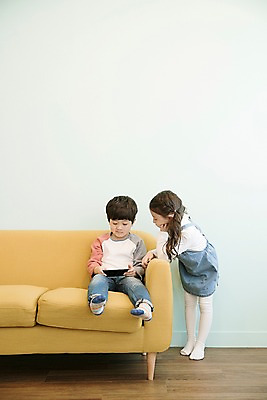 포토 JPG 전신 응시 여자 남자 어린이 실내 남매 서기 앉기 두명 앞모습 스마트폰 소파 턱괴기 한국인 어린이만 국내포토 시선 뷰포인트 의자 가족 모션 사람 동양인 내부 핸드폰 스마트기기 파일형식