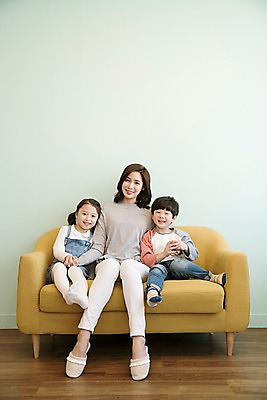 포토 JPG 전신 여자 남자 딸 아들 어린이 가족 엄마 실내 웃음 앉기 성인 앞모습 세명 30대 소파 손잡기 한국인 국내포토 뷰포인트 의자 관계 모션 표정 사람 동양인 내부 장년 파일형식