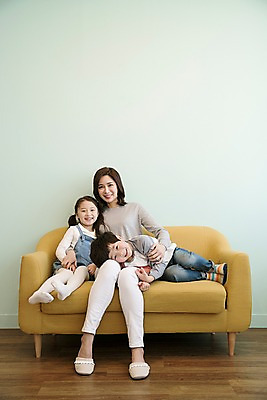 포토 JPG 전신 여자 남자 딸 아들 어린이 가족 엄마 실내 웃음 앉기 성인 앞모습 세명 30대 소파 눕기 기댐 한국인 국내포토 뷰포인트 의자 관계 모션 표정 사람 동양인 내부 장년 파일형식