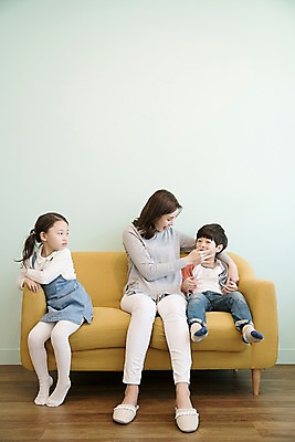 포토 JPG 전신 응시 여자 남자 딸 아들 어린이 가족 엄마 실내 웃음 앉기 성인 앞모습 세명 30대 소파 한국인 삐침 질투 국내포토 시선 감정 뷰포인트 의자 관계 모션 표정 사람 동양인 내부 장년 파일형식