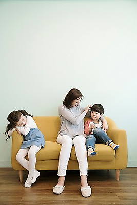 포토 JPG 전신 응시 여자 남자 딸 아들 어린이 가족 엄마 실내 웃음 앉기 성인 앞모습 세명 30대 소파 한국인 삐침 질투 국내포토 시선 감정 뷰포인트 의자 관계 모션 표정 사람 동양인 내부 장년 파일형식