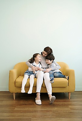 포토 JPG 전신 응시 여자 남자 딸 아들 어린이 가족 안기 엄마 실내 웃음 앉기 성인 앞모습 세명 30대 소파 한국인 국내포토 시선 뷰포인트 의자 관계 모션 표정 사람 동양인 내부 장년 파일형식