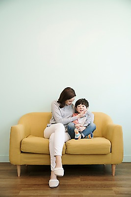 포토 JPG 전신 응시 여자 남자 아들 어린이 안기 엄마 실내 웃음 앉기 성인 두명 앞모습 30대 소파 한국인 아들바보 국내포토 모자관계 시선 뷰포인트 의자 가족 모션 표정 사람 동양인 내부 장년 파일형식