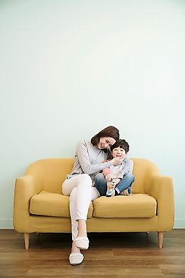 포토 JPG 전신 응시 여자 남자 아들 어린이 안기 엄마 실내 웃음 앉기 성인 두명 앞모습 30대 소파 한국인 아들바보 국내포토 모자관계 시선 뷰포인트 의자 가족 모션 표정 사람 동양인 내부 장년 파일형식