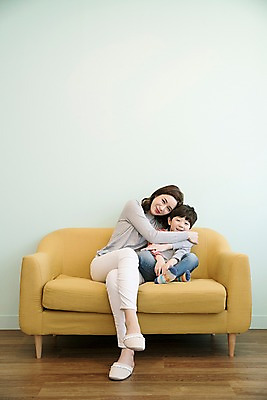 포토 JPG 전신 여자 남자 아들 어린이 안기 엄마 실내 웃음 앉기 성인 두명 앞모습 30대 소파 한국인 아들바보 국내포토 모자관계 뷰포인트 의자 가족 모션 표정 사람 동양인 내부 장년 파일형식