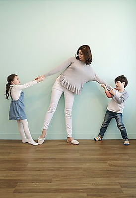 포토 JPG 전신 응시 여자 남자 딸 아들 어린이 가족 엄마 실내 서기 웃음 성인 앞모습 옆모습 세명 30대 한국인 당기기 국내포토 시선 뷰포인트 관계 모션 표정 사람 동양인 내부 장년 파일형식