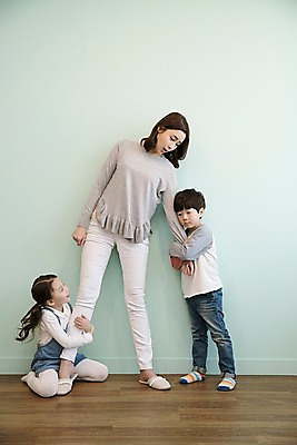 포토 JPG 전신 응시 여자 남자 딸 아들 어린이 가족 엄마 실내 매달리기 서기 앉기 성인 앞모습 옆모습 세명 30대 한국인 잡기 국내포토 시선 뷰포인트 관계 모션 사람 동양인 내부 장년 파일형식