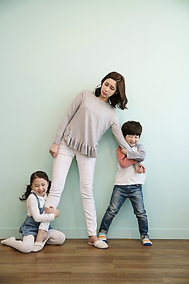 포토 JPG 전신 응시 여자 남자 딸 아들 어린이 가족 엄마 실내 매달리기 서기 웃음 앉기 성인 앞모습 세명 30대 한국인 잡기 국내포토 시선 뷰포인트 관계 모션 표정 사람 동양인 내부 장년 파일형식