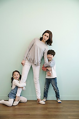 포토 JPG 전신 여자 남자 딸 아들 어린이 가족 엄마 실내 매달리기 서기 웃음 앉기 성인 앞모습 세명 30대 한국인 잡기 찡그림 국내포토 뷰포인트 관계 모션 표정 사람 동양인 내부 장년 파일형식