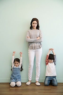 포토 JPG 전신 응시 여자 남자 딸 아들 어린이 가족 엄마 실내 서기 상반신 성인 앞모습 세명 30대 손들기 팔짱 한국인 찡그림 무릎꿇기 벌서기 국내포토 시선 뷰포인트 관계 모션 표정 사람 동양인 내부 장년 체벌 파일형식