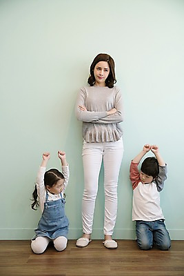 포토 JPG 전신 응시 여자 남자 딸 아들 어린이 가족 엄마 실내 서기 상반신 성인 앞모습 세명 30대 손들기 팔짱 한국인 분노 무릎꿇기 벌서기 국내포토 시선 감정 뷰포인트 관계 모션 사람 동양인 내부 장년 체벌 파일형식