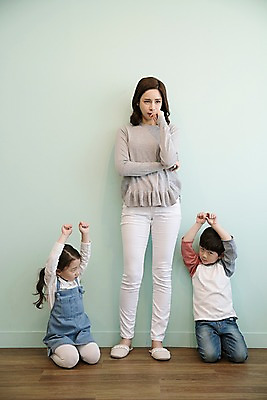 포토 JPG 전신 응시 여자 남자 딸 아들 어린이 가족 엄마 실내 서기 상반신 성인 앞모습 세명 30대 손들기 한국인 분노 무릎꿇기 벌서기 국내포토 시선 감정 뷰포인트 관계 모션 사람 동양인 내부 장년 체벌 파일형식