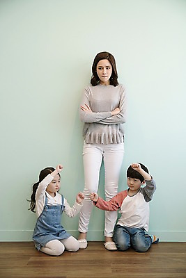 포토 JPG 전신 응시 여자 남자 딸 아들 어린이 가족 엄마 실내 서기 상반신 성인 앞모습 세명 30대 손들기 한국인 분노 무릎꿇기 벌서기 국내포토 시선 감정 뷰포인트 관계 모션 사람 동양인 내부 장년 체벌 파일형식