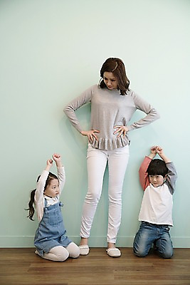 포토 JPG 전신 응시 여자 남자 딸 아들 어린이 허리손 가족 엄마 실내 서기 상반신 성인 앞모습 세명 30대 손들기 한국인 분노 무릎꿇기 벌서기 국내포토 시선 감정 뷰포인트 포즈 관계 모션 사람 동양인 내부 장년 체벌 파일형식