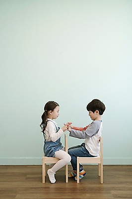 포토 JPG 전신 응시 여자 남자 어린이 의자 실내 남매 웃음 앉기 두명 옆모습 마주보기 손잡기 한국인 어린이만 국내포토 시선 뷰포인트 가구 가족 모션 표정 사람 동양인 내부 파일형식