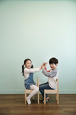 포토 JPG 전신 여자 남자 어린이 의자 장난 실내 남매 웃음 앉기 두명 옆모습 손잡기 한국인 어린이만 국내포토 뷰포인트 가구 가족 모션 표정 사람 동양인 내부 파일형식
