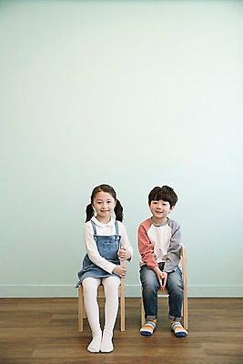 포토 JPG 전신 여자 남자 어린이 의자 실내 남매 웃음 앉기 두명 앞모습 한국인 어린이만 국내포토 뷰포인트 가구 가족 모션 표정 사람 동양인 내부 파일형식