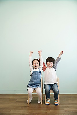 포토 JPG 전신 여자 남자 어린이 의자 실내 남매 웃음 앉기 두명 앞모습 손들기 한국인 어린이만 국내포토 뷰포인트 가구 가족 모션 표정 사람 동양인 내부 파일형식