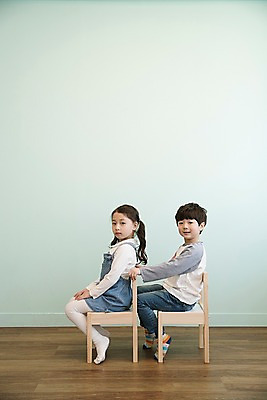 포토 JPG 전신 여자 남자 어린이 의자 실내 남매 웃음 앉기 두명 옆모습 한국인 어린이만 국내포토 뷰포인트 가구 가족 모션 표정 사람 동양인 내부 파일형식