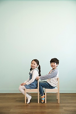 포토 JPG 전신 여자 남자 어린이 의자 실내 남매 웃음 앉기 두명 옆모습 한국인 어린이만 국내포토 뷰포인트 가구 가족 모션 표정 사람 동양인 내부 파일형식 생활용품 관계 인종 오브젝트