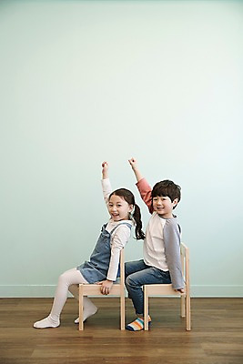 포토 JPG 전신 여자 남자 어린이 의자 실내 남매 웃음 앉기 두명 옆모습 손들기 한국인 어린이만 국내포토 뷰포인트 가구 가족 모션 표정 사람 동양인 내부 파일형식