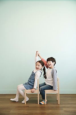 포토 JPG 전신 여자 남자 어린이 의자 실내 남매 웃음 앉기 두명 옆모습 손들기 손잡기 한국인 어린이만 국내포토 뷰포인트 가구 가족 모션 표정 사람 동양인 내부 파일형식