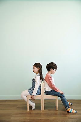 포토 JPG 전신 응시 여자 남자 어린이 의자 실내 남매 앉기 두명 옆모습 한국인 등맞대기 어린이만 국내포토 시선 뷰포인트 가구 가족 모션 사람 동양인 내부 파일형식