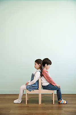 포토 JPG 전신 응시 여자 남자 어린이 의자 실내 남매 앉기 두명 옆모습 한국인 등맞대기 어린이만 국내포토 시선 뷰포인트 가구 가족 모션 사람 동양인 내부 파일형식 생활용품 관계 인종 오브젝트