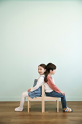 포토 JPG 전신 응시 여자 남자 어린이 의자 실내 남매 웃음 앉기 두명 옆모습 한국인 등맞대기 어린이만 국내포토 시선 뷰포인트 가구 가족 모션 표정 사람 동양인 내부 파일형식