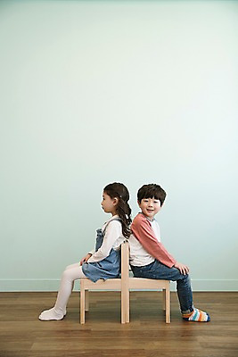 포토 JPG 전신 응시 여자 남자 어린이 의자 실내 남매 웃음 앉기 두명 옆모습 한국인 등맞대기 어린이만 국내포토 시선 뷰포인트 가구 가족 모션 표정 사람 동양인 내부 파일형식