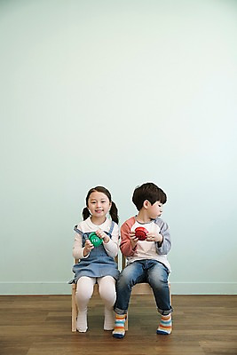 포토 JPG 전신 응시 여자 남자 어린이 버튼 실내 남매 웃음 들기 앉기 두명 앞모습 한국인 노 예스 어린이만 국내포토 시선 뷰포인트 가족 모션 표정 사람 동양인 내부 선박 파일형식