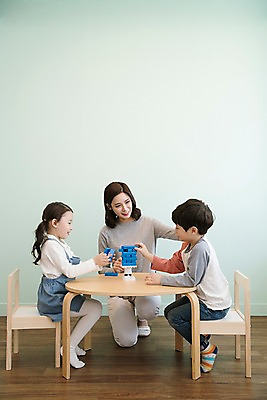 포토 JPG 전신 응시 여자 남자 딸 아들 어린이 의자 가족 엄마 실내 웃음 앉기 성인 앞모습 옆모습 세명 30대 장난감 블록 한국인 놀기 쓰다듬기 국내포토 시선 뷰포인트 가구 관계 모션 표정 사람 동양인 내부 장년 파일형식